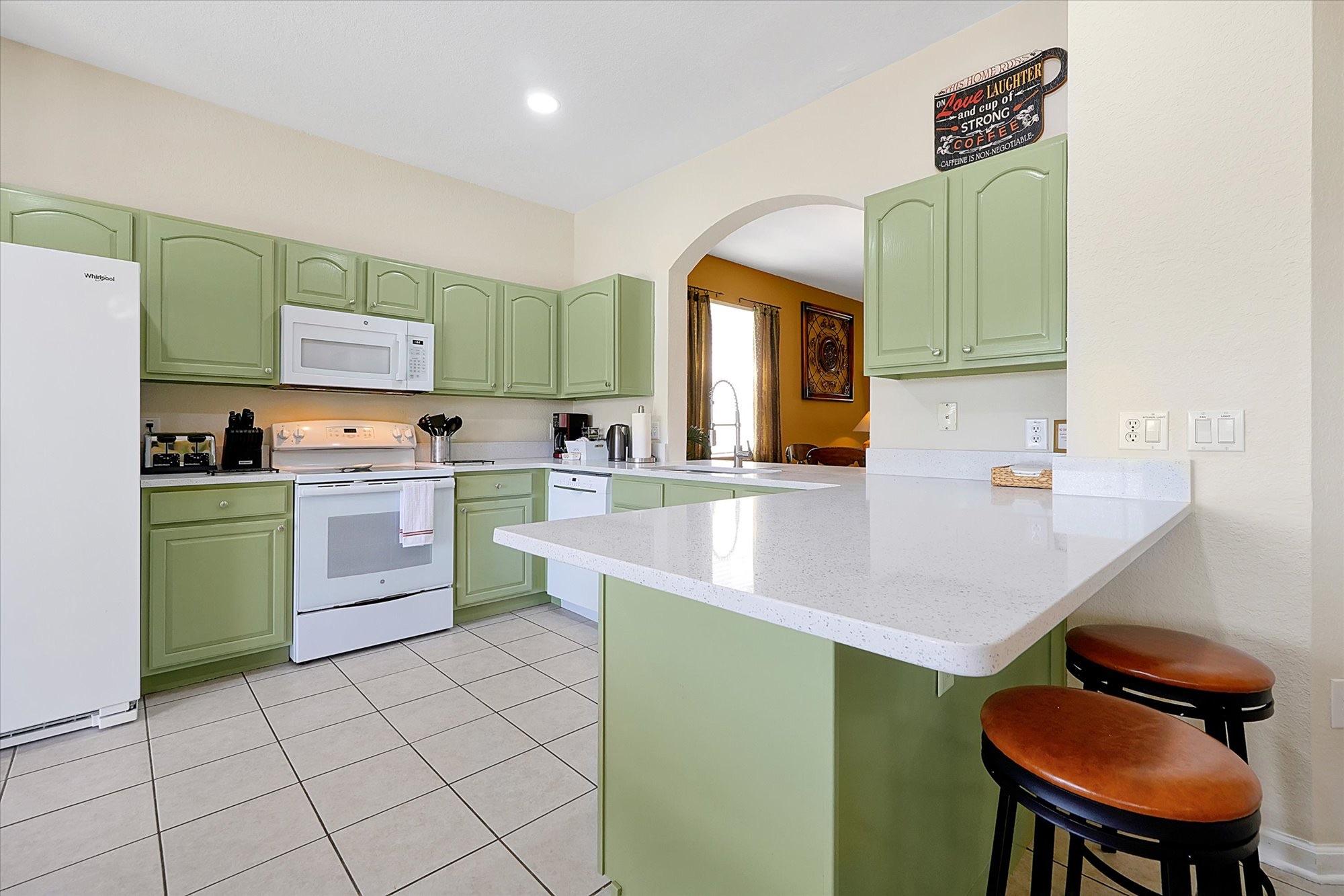 Newly remodelled (2025) sparkling fully stocked kitchen 💚