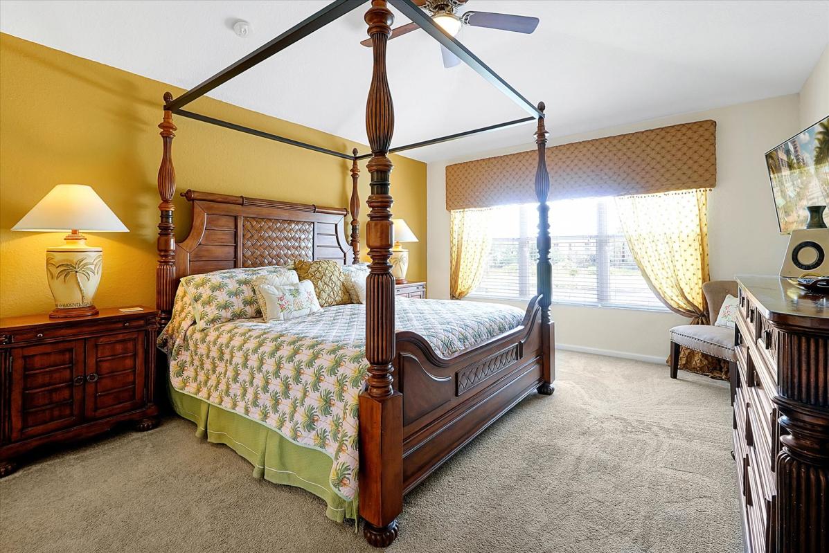 Beautiful luxurious Master Suite overlooking the pool and lake 🌴💦