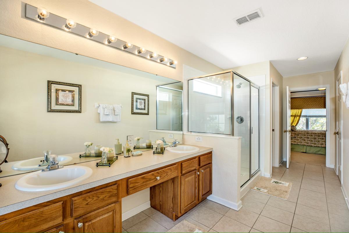 Large Master Suite bathroom with tub, double sink and large walk in shower 🛁🚿