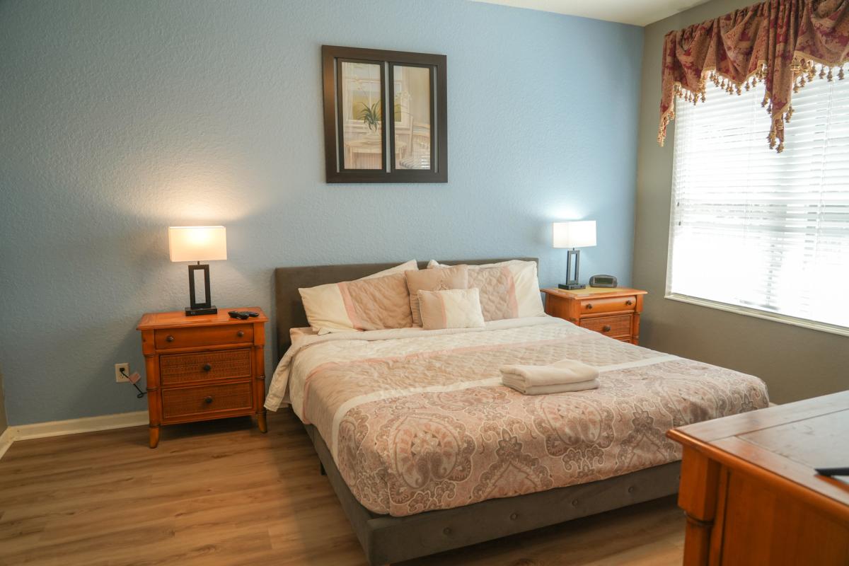 Bedroom 1 (King Suite)