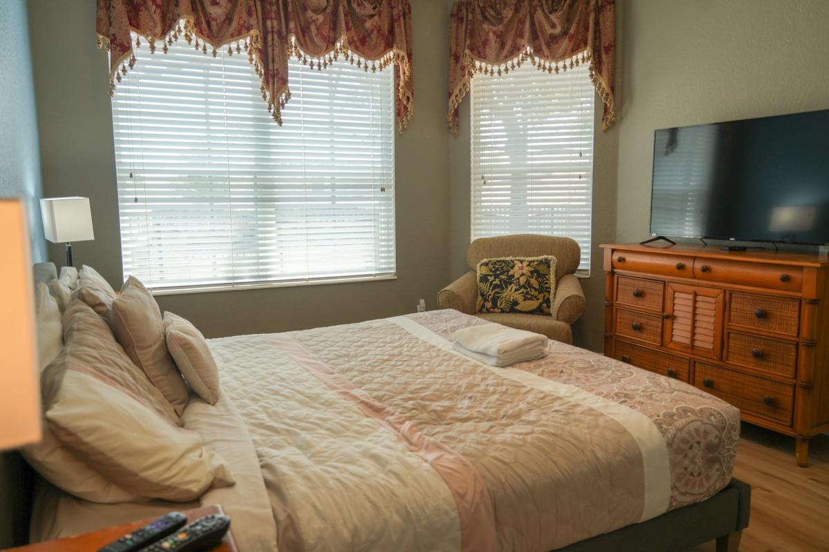 Bedroom 1 (King Suite)
