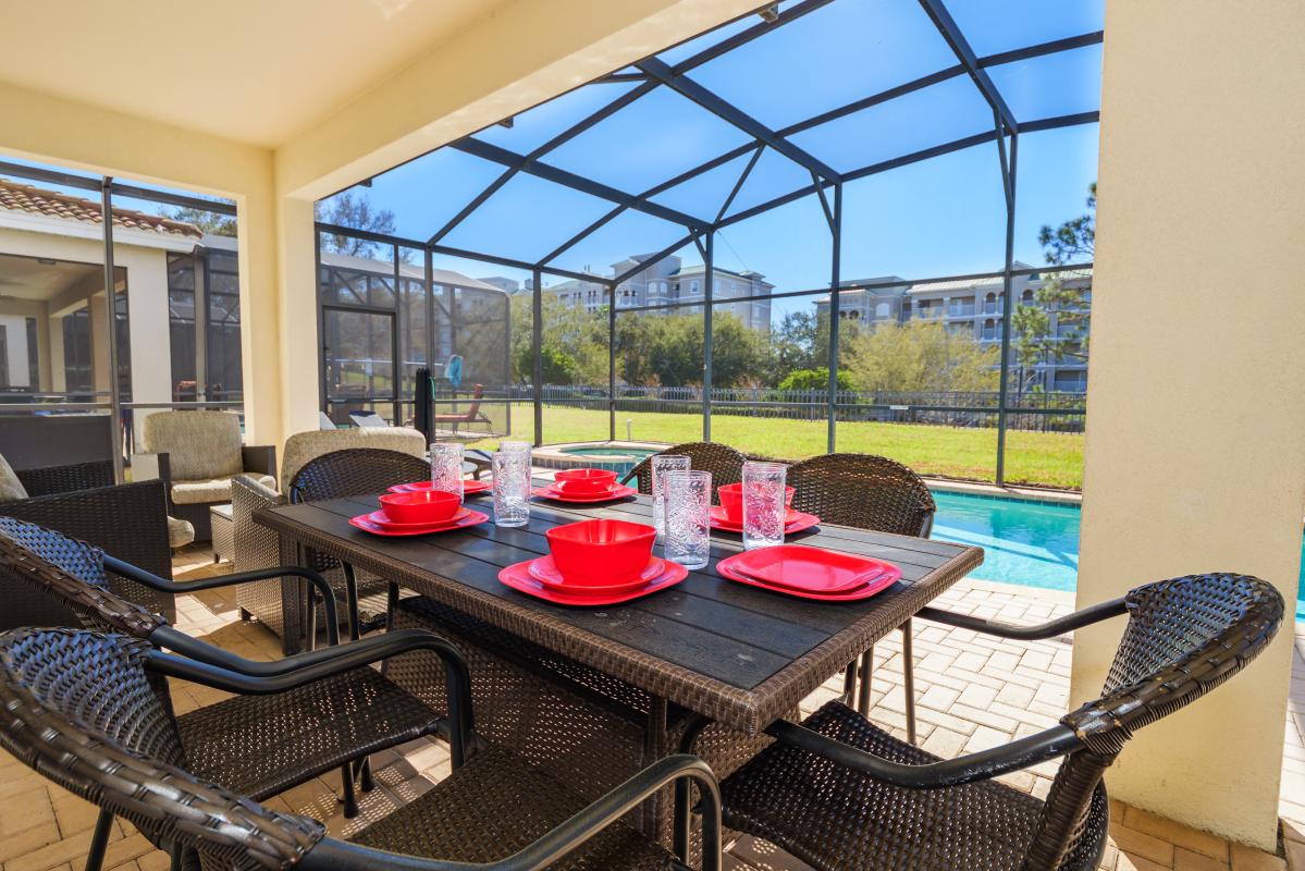 Outdoor Dining no Rear Neighbours