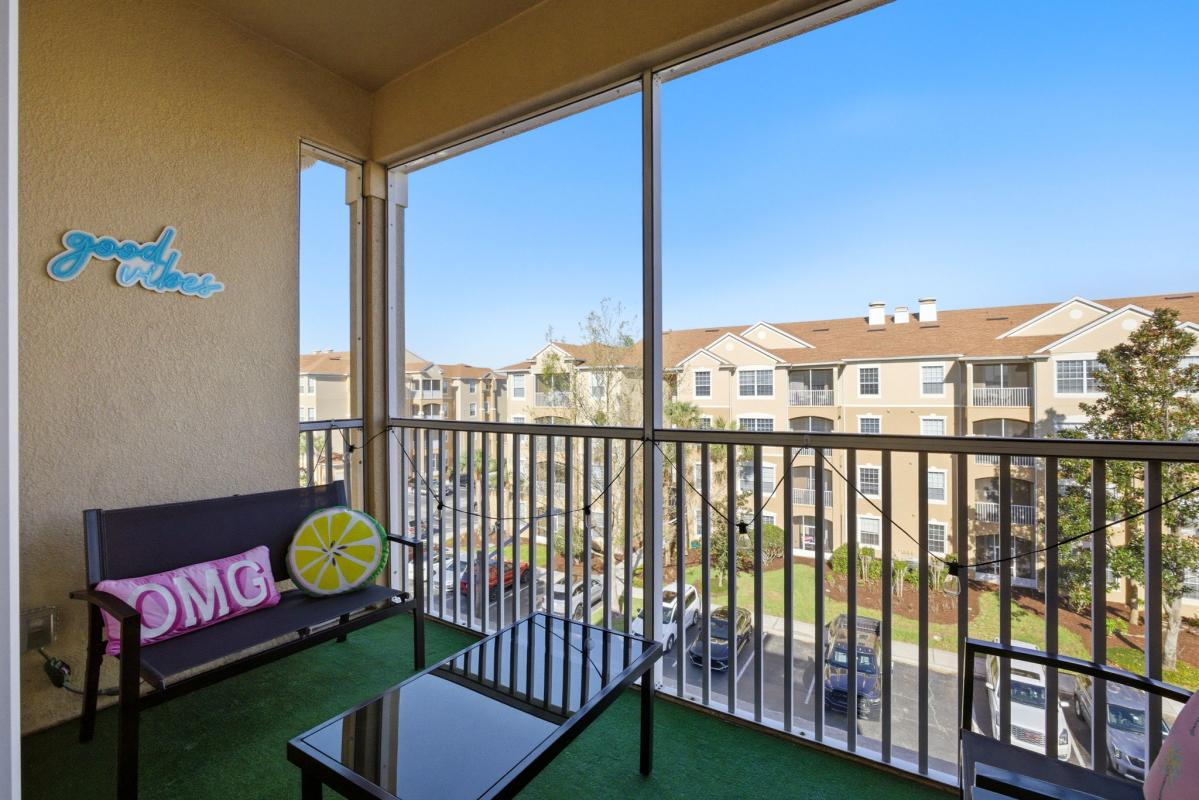 Balcony ( screened ) 