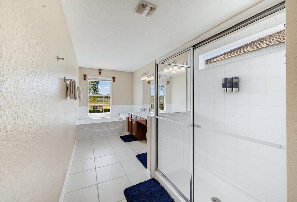 Upstairs Primary En-Suite Bathroom