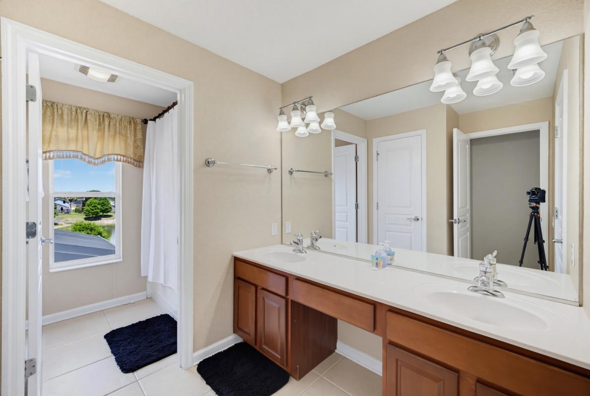 Upstairs Bathroom - Shower/Tub Combo