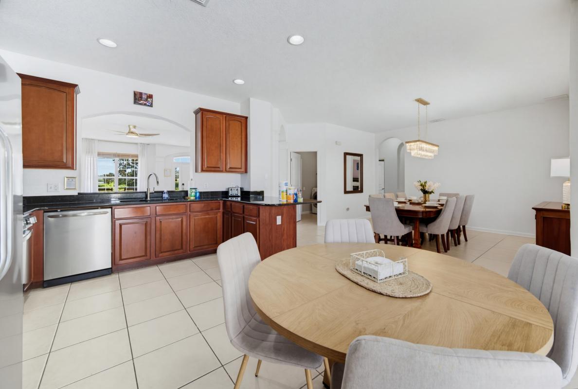 Breakfast Nook - Seating for 4